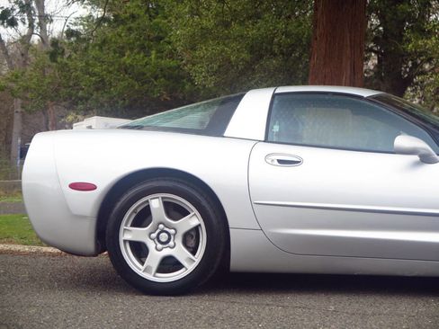 Used 1999 Chevrolet Corvette Coupe w/ Performance Handling Pkg image 20