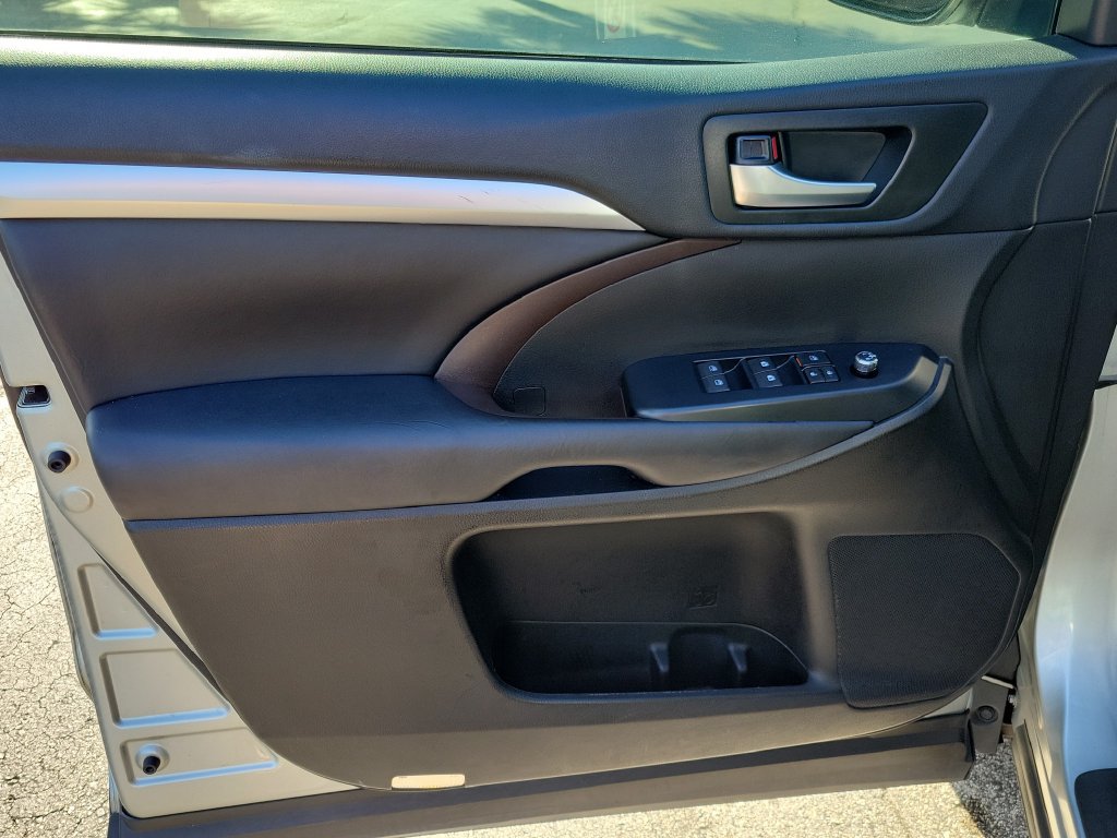 Used 2019 Toyota Highlander XLE FWD image 21