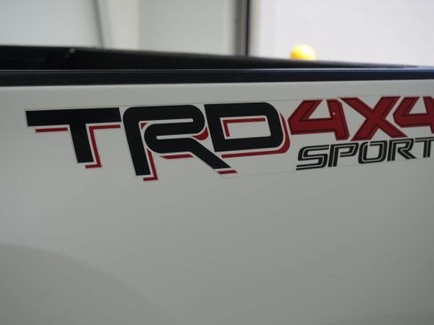 Used 2018 Toyota Tacoma TRD Sport w/ Technology Package AWD/4WD image 7