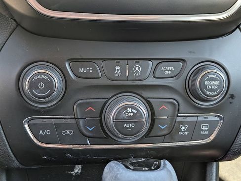 Used 2019 Jeep Cherokee Latitude Plus image 8