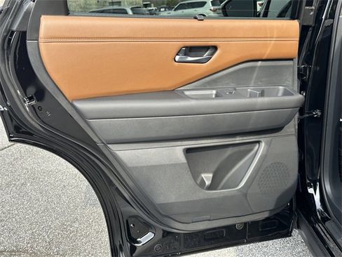 New 2026 Nissan Pathfinder Platinum image 17