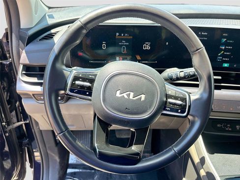 Used 2025 Kia Carnival FWD image 11
