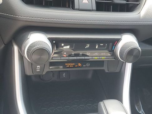 Used 2020 Toyota RAV4 LE FWD image 18