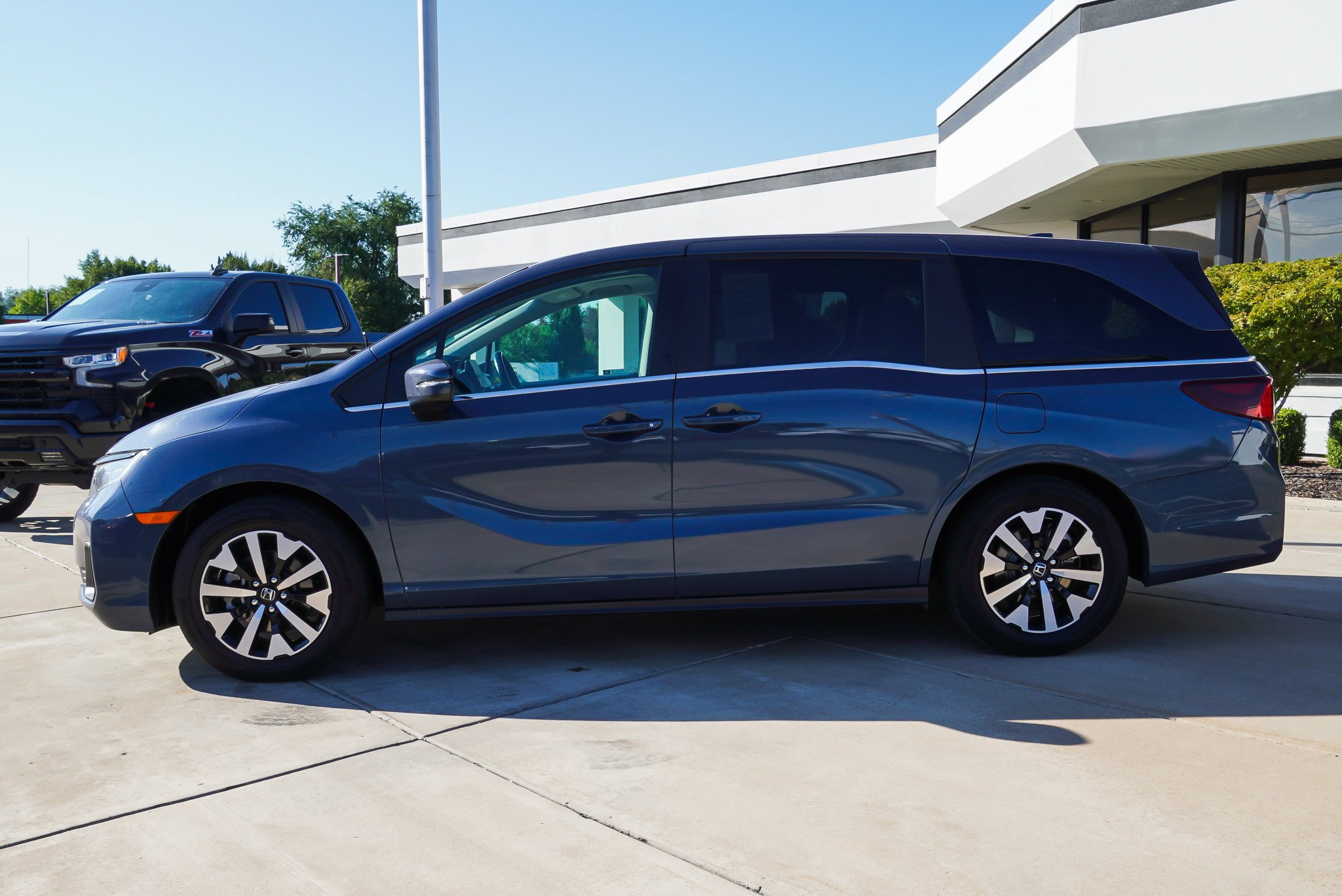 Used 2025 Honda Odyssey EX-L image 5