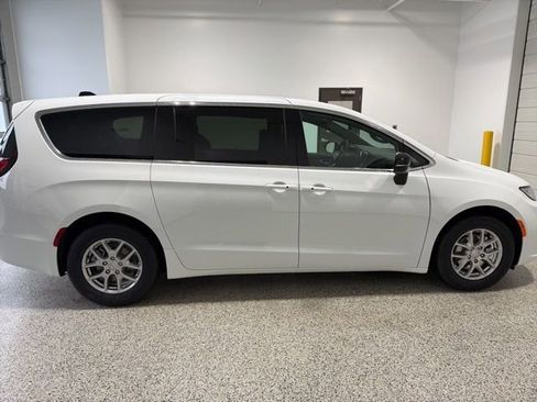 New 2026 Chrysler Pacifica Select image 27