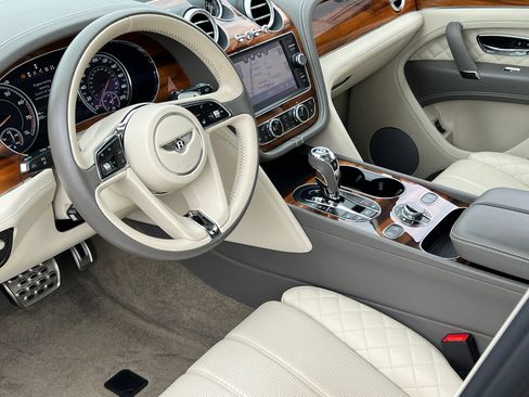 Used 2018 Bentley Bentayga AWD/4WD image 2