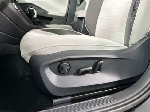 Certified 2025 Volkswagen Taos SE image 16