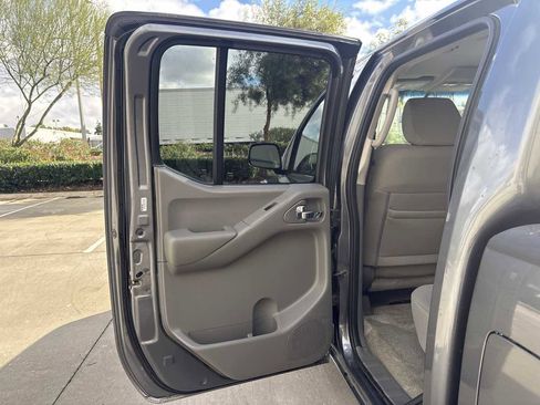 Used 2018 Nissan Frontier SV image 11
