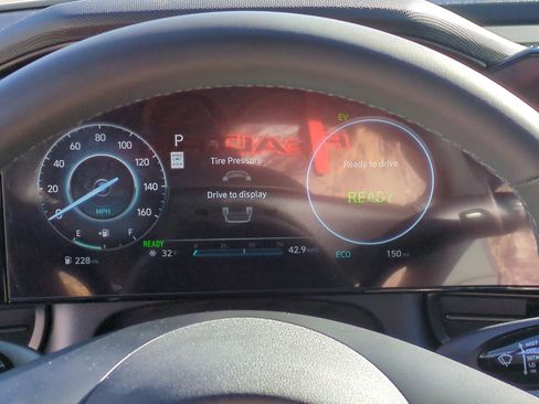 Certified 2025 Hyundai Elantra Limited image 17