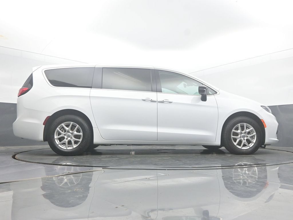 Used 2024 Chrysler Pacifica Touring-L FWD image 55