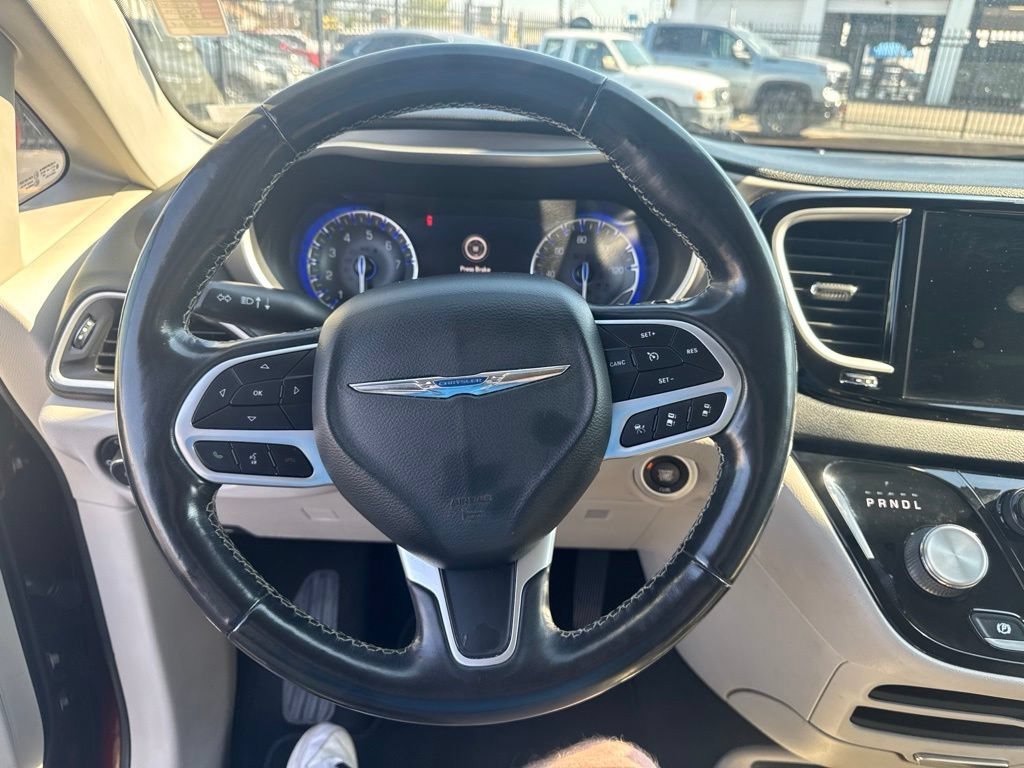 Used 2021 Chrysler Pacifica Touring-L FWD image 16