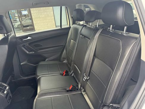 Used 2021 Volkswagen Tiguan SE image 19