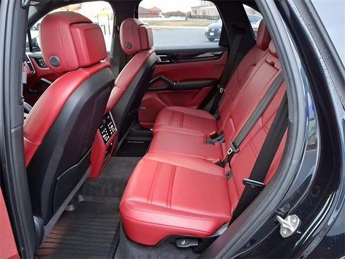 Used 2022 Porsche Cayenne S image 10