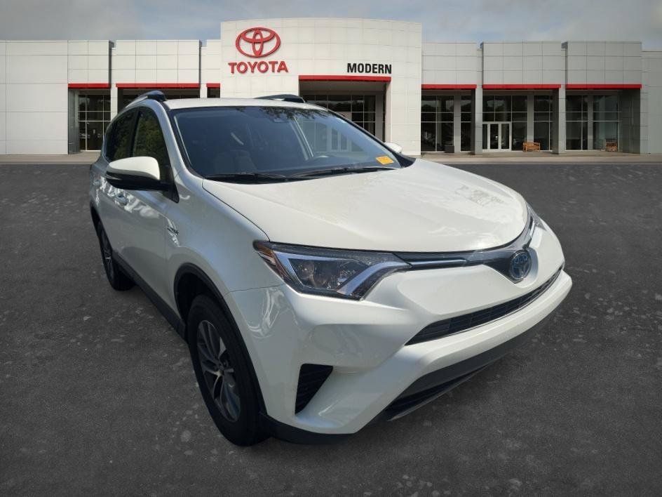 Used 2018 Toyota RAV4 LE AWD/4WD image 2