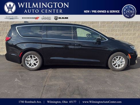 Used 2025 Chrysler Pacifica Select image 1