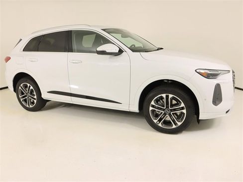 Certified 2025 Audi Q5 Premium Plus image 6