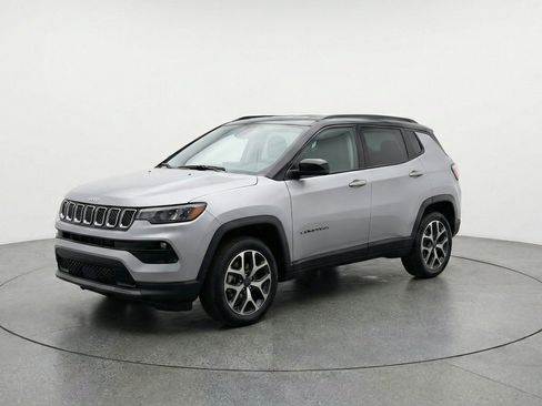 Used 2025 Jeep Compass Limited AWD/4WD image 3