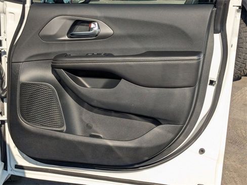 New 2026 Chrysler Pacifica Select image 37