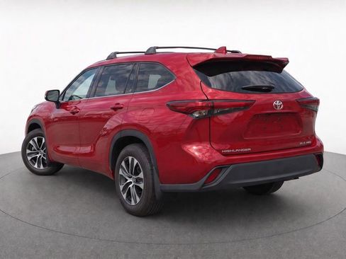 Used 2020 Toyota Highlander XLE AWD/4WD image 26