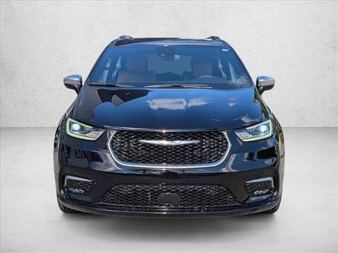 Used 2024 Chrysler Pacifica Pinnacle image 2