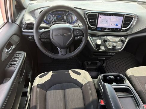 Used 2024 Chrysler Pacifica Touring FWD image 19