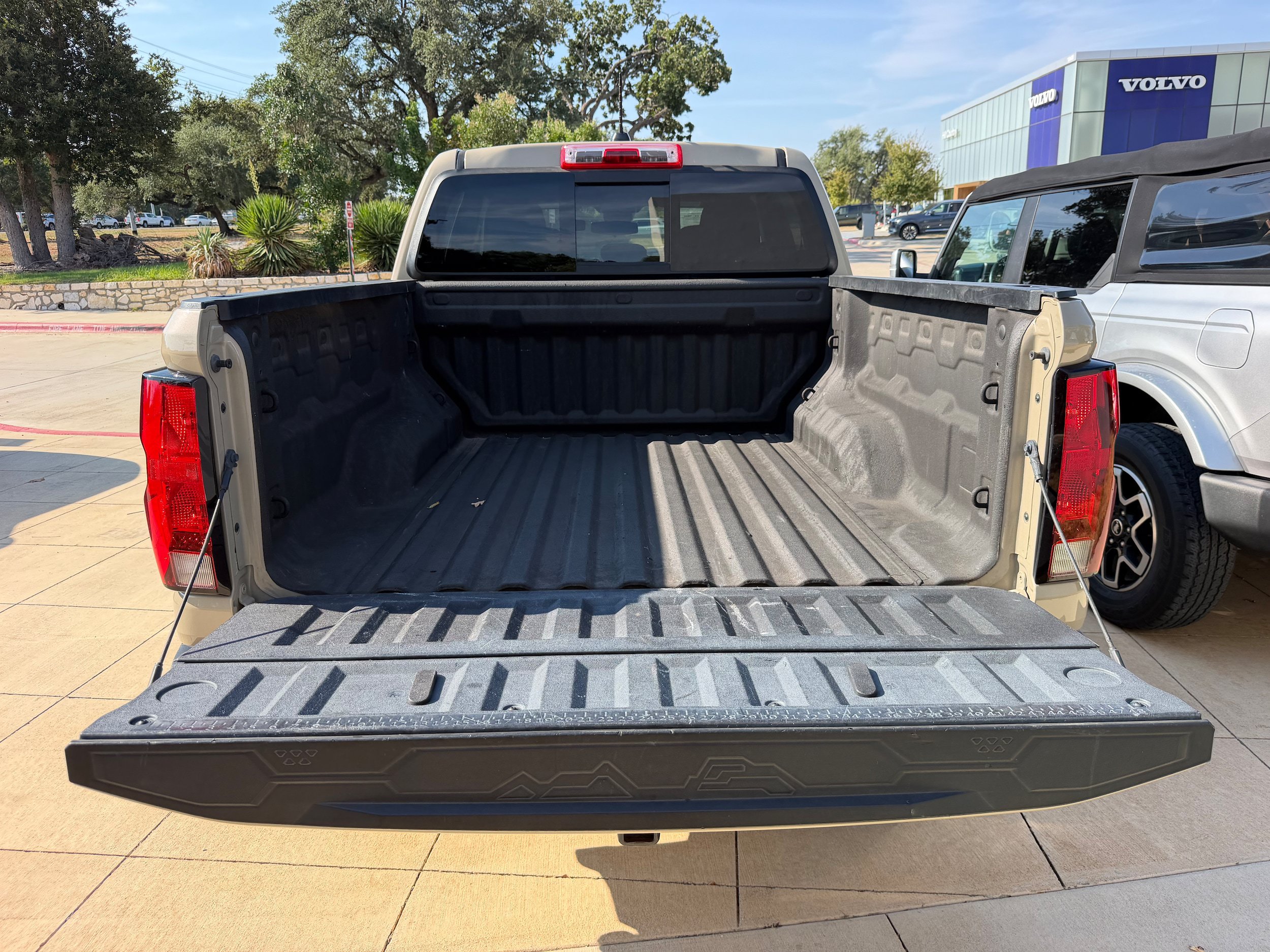 Used 2023 Chevrolet Colorado Trail Boss w/ LPO, Dark Essentials Package AWD/4WD image 24