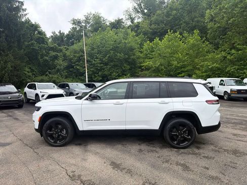 Used 2023 Jeep Grand Cherokee L Limited w/ Black Appearance Package AWD/4WD image 6