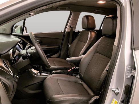 Used 2022 Chevrolet Trax LT w/ LT Convenience Package image 24