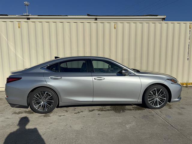 Used 2023 Lexus ES 350 w/ Premium Package FWD image 2