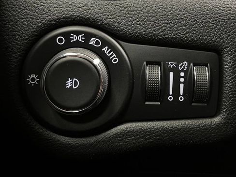 Used 2021 Jeep Cherokee Latitude Plus FWD image 29
