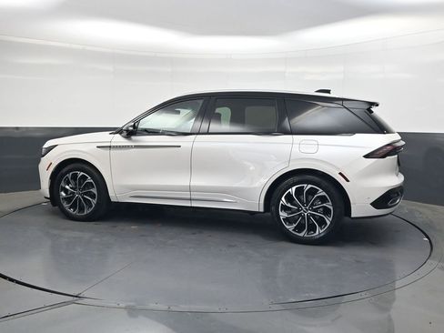 Used 2024 Lincoln Nautilus Reserve w/ Equipment Group 202A image 7