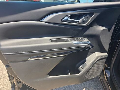 Used 2025 Chevrolet Traverse LT FWD image 9
