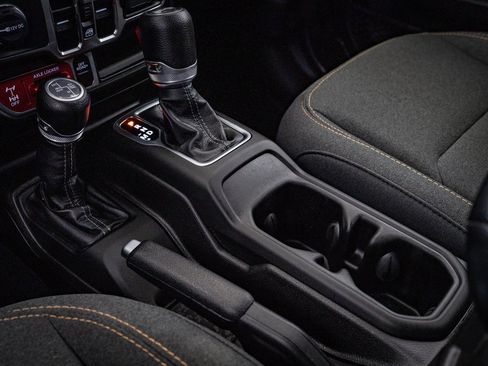 Used 2024 Jeep Wrangler Unlimited image 37