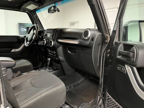 Used 2017 Jeep Wrangler Unlimited Rubicon w/ Connectivity Group AWD/4WD image 48