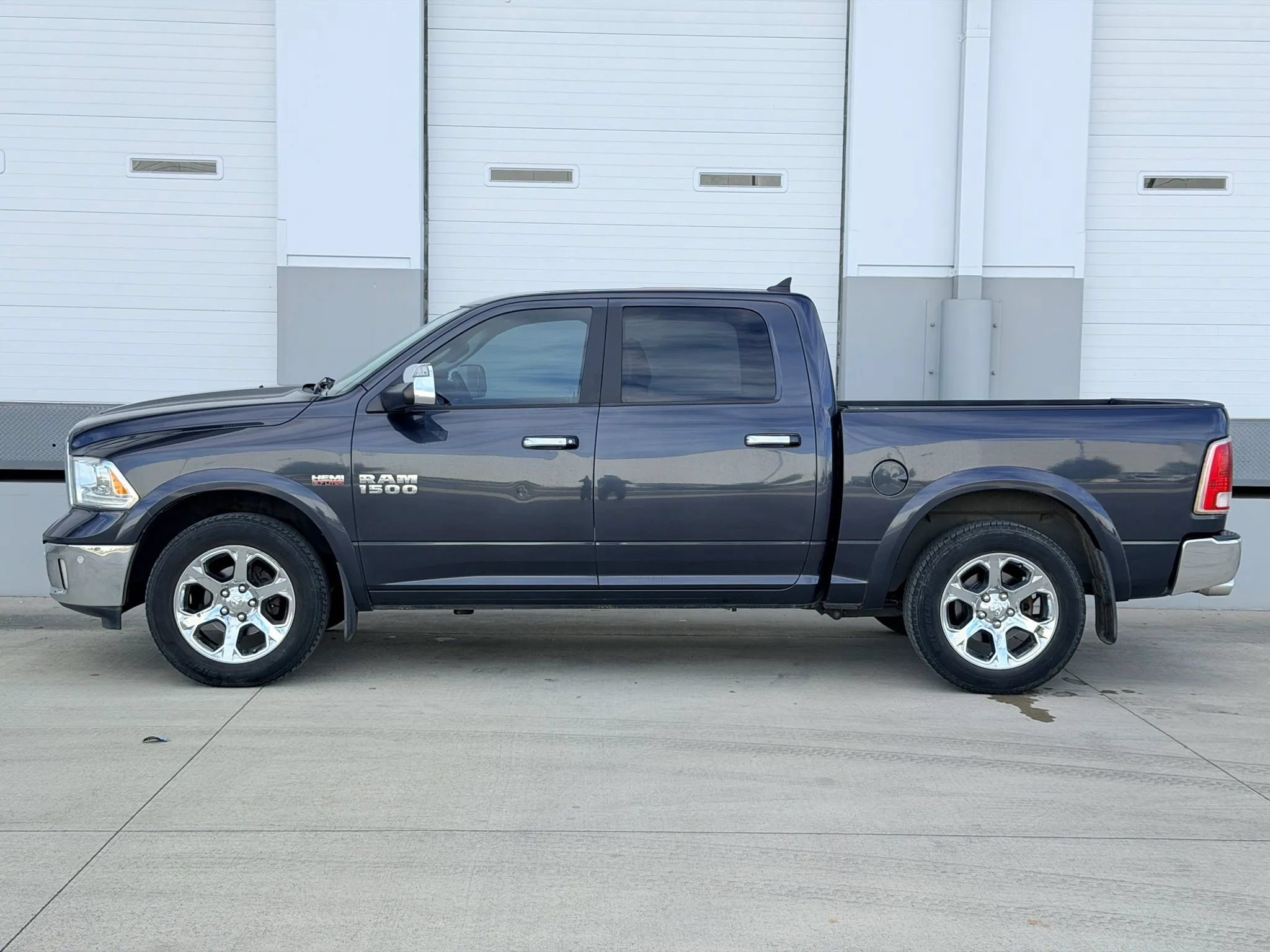 Used 2018 RAM 1500 Laramie w/ Convenience Group AWD/4WD image 2