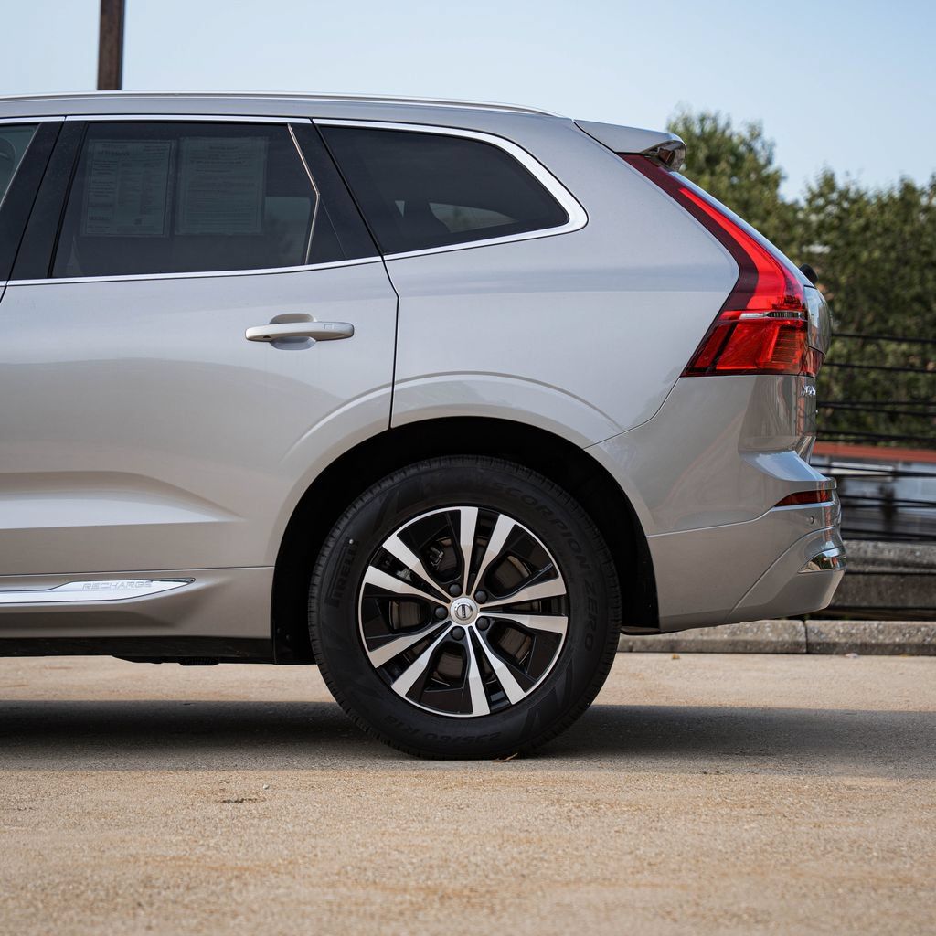 Used 2023 Volvo XC60 T8 Core AWD/4WD image 4