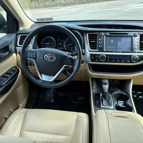 Used 2019 Toyota Highlander XLE w/ Carpet Mat Package (TMS) AWD/4WD image 4