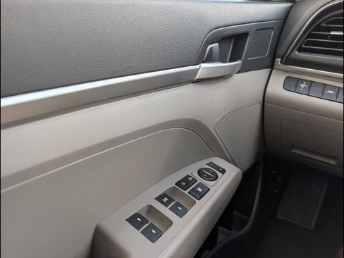Used 2020 Hyundai Elantra SE FWD image 19