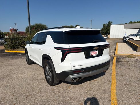 Used 2024 Chevrolet Traverse LT FWD image 7