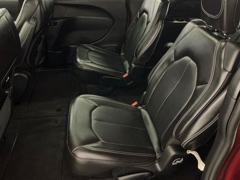 Used 2025 Chrysler Pacifica Select AWD/4WD image 12