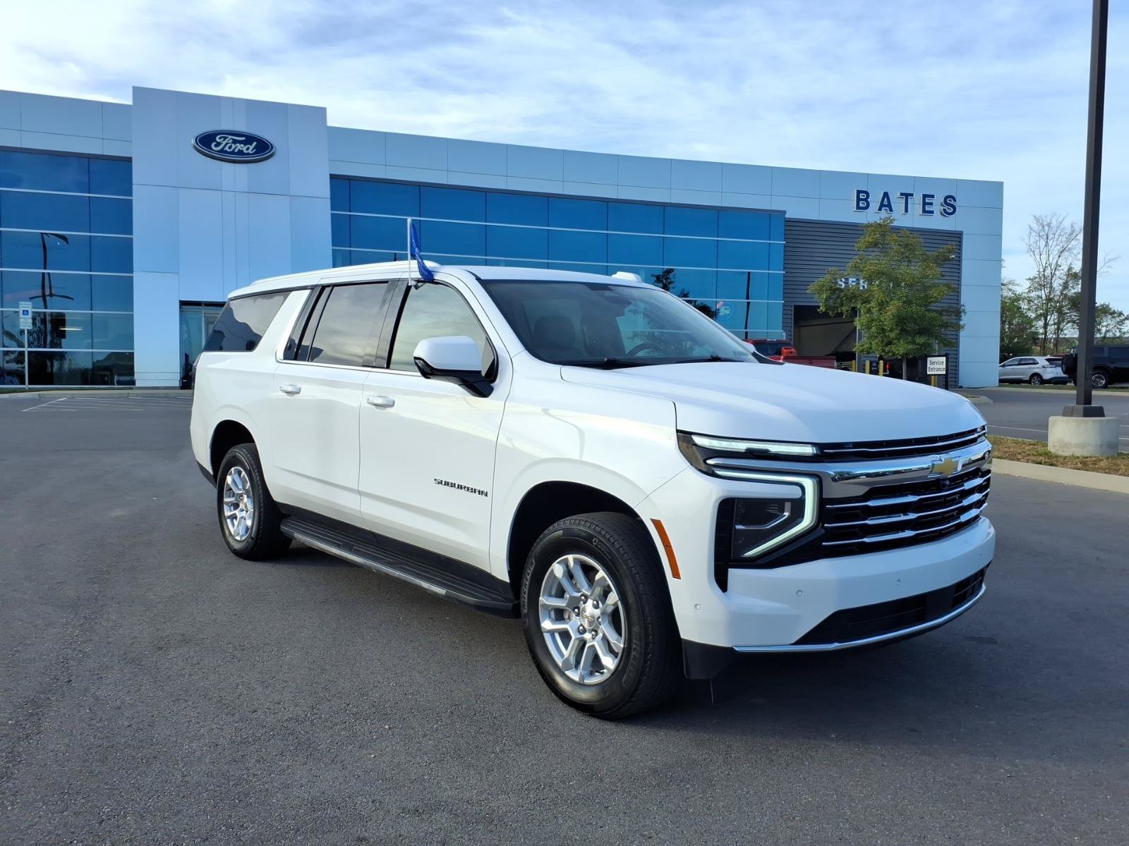 Used 2025 Chevrolet Suburban LT RWD image 1