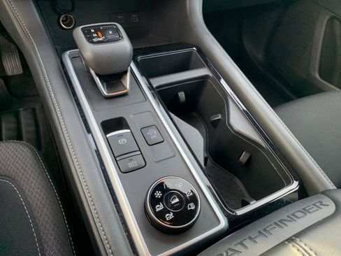 Used 2025 Nissan Pathfinder SV image 43