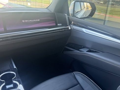Used 2025 Cadillac Escalade ESV Sport w/ LPO, ONYX Package image 21