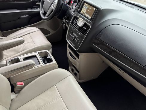 Used 2013 Chrysler Town & Country Touring image 31