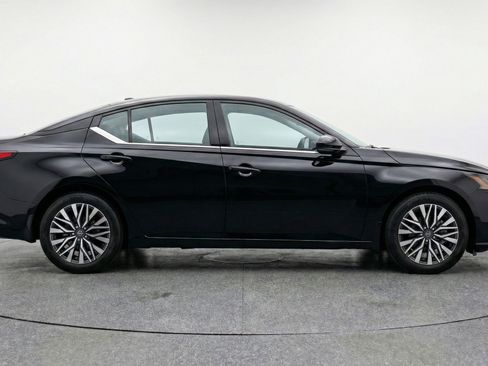 Used 2025 Nissan Altima 2.5 SV image 11