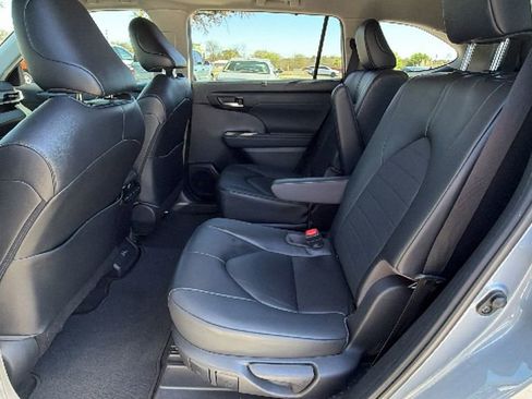 Used 2023 Toyota Highlander XLE image 34