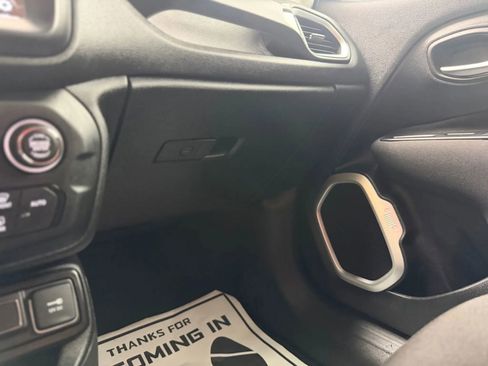 Used 2018 Jeep Renegade Latitude w/ UConnect 8.4 Nav Group image 16