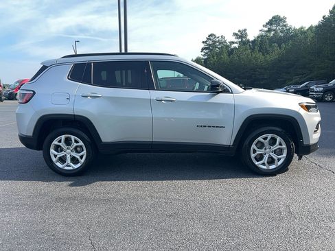 Used 2024 Jeep Compass Latitude AWD/4WD image 4