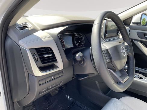 Used 2025 Nissan Rogue SV AWD/4WD image 26
