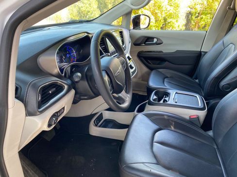 Used 2024 Chrysler Pacifica Limited FWD image 26